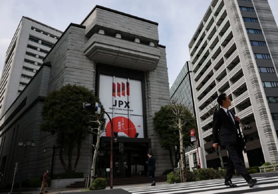 股市走高、美元走软，市场下调美联储加息预期