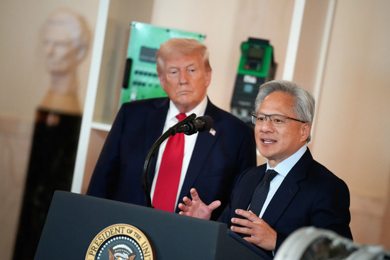 开全员大会竟然接到总统电话！黄仁勋忘关麦克风，数千员工现场吃瓜
